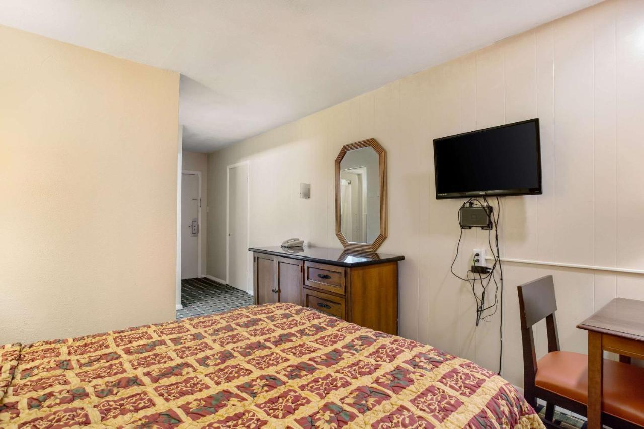 Rodeway Inn & Suites Ратон Экстерьер фото