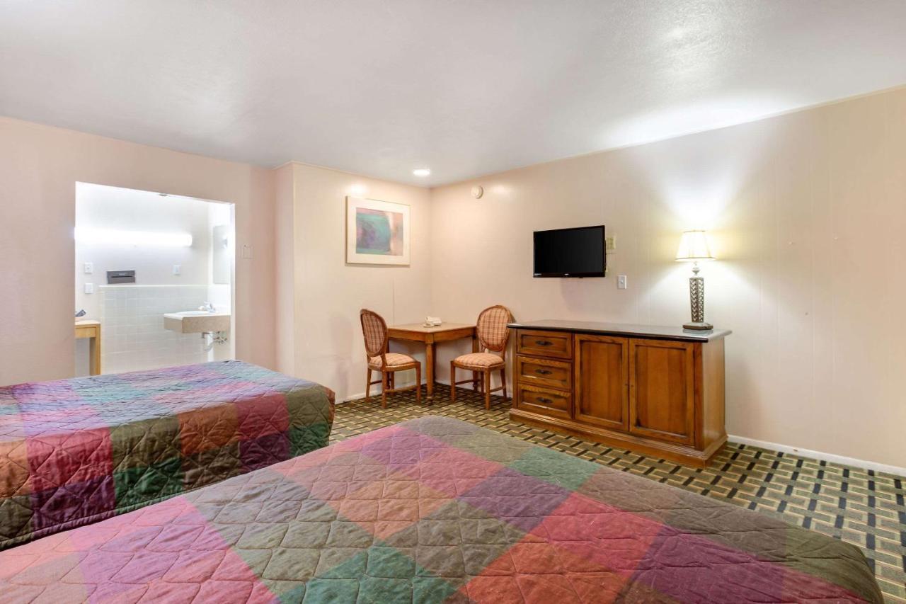 Rodeway Inn & Suites Ратон Экстерьер фото